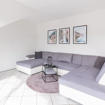 - Moderne Und Geraeumige 2 Zimmerwohnung Mit Sued-balkon In Gladbeck-brauck Naehe Movie Park Und Arena Aufschalke アパート グラートベック